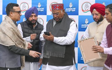 NEW DELHI, INDIA, 18 ARALIK 2023: Kongre Başkanı Mallikarjun Kharge ve parti liderleri KC Venugopal, Arvinder Singh Lovely ve diğerleri 18 Aralık 2023 'te Hindistan' ın Yeni Delhi kentinde başlatılan 'Desh için Bağış' kampanyası sırasında