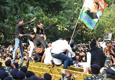 NEW DELHI, INDIA - 20 Aralık 2023: Hindistan Gençlik Kongresi destekçileri, 20 Aralık 2023 tarihinde Hindistan 'ın Yeni Delhi kentinde, Raisina Road' da işsizlik sorunu nedeniyle BJP liderliğindeki hükümete karşı düzenlenen bir protesto sırasında,.