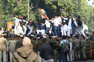 NEW DELHI, INDIA - 20 Aralık 2023: Hindistan Gençlik Kongresi destekçileri, 20 Aralık 2023 tarihinde Hindistan 'ın Yeni Delhi kentinde, Raisina Road' da işsizlik sorunu nedeniyle BJP liderliğindeki hükümete karşı düzenlenen bir protesto sırasında,.