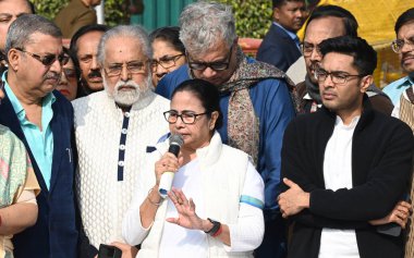 NEW DELHI, INDIA - 20 Aralık 2023: TMC Başkanı ve Batı Bengal Mamata Banerjee 'nin başbakanı, milletvekillerinden oluşan bir heyetle birlikte, Başbakan Narendra Modi ile Batı Bengal' in merkez fonu konusunda görüştükten sonra medyaya konuştu.