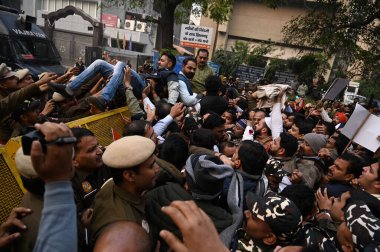 NEW DELHI, INDIA - 27 Aralık 2023: Delhi BJP üyeleri 27 Aralık 2023 'te Yeni Delhi, Hindistan' da bulunan Deen Dayal Upadhyaya Marg 'daki Delhi devlet hastanesinde sahte ve standartların altında ilaç dağıtımı için AAP hükümetini protesto ettiler.