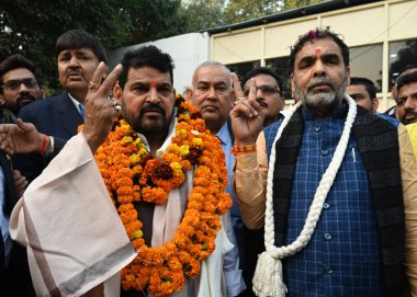 NEW DELHI, INDIA - 21 ARALIK: BJP Milletvekili Brij Bhushan Sharan Singh ve Hindistan Güreş Federasyonu (WFI) yeni seçilen başkanı Sanjay Singh 21 Aralık 2023 tarihinde Yeni Delhi, Hindistan 'da. 