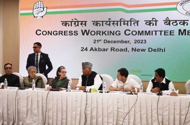 NEW DELHI, INDIA - 21 Aralık 2023: Yeni Delhi, Hindistan 'da 21 Aralık 2023 tarihinde CWC 24 Akbar Road' da yapılan toplantıda Kongre Başkanı Mallikarjun Kharge ve diğer üst düzey kongre liderleri. 