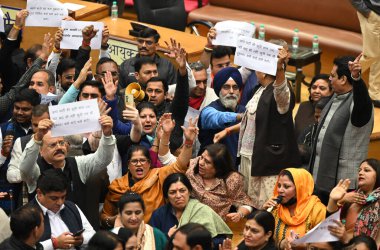 NEW DELHI, INDIA - 23 ARALIK 2023: BJP meclis üyeleri, Delhi Belediye Meclisi 'nin özel toplantısında, mülklerin mühürünün kaldırılmasıyla ilgili konularda görüşmek üzere slogan atıyorlar..