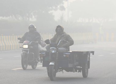 NOIDA, INDIA - 13 Aralık 2023: Hava kirliliği seviyelerinin yükseldiği 13 Aralık 2023 'te, Hindistan' ın Noida kentinde,