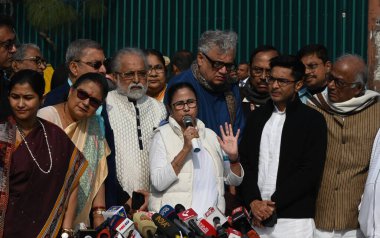 NEW DELHI, INDIA - 20 Aralık 2023: TMC Başkanı ve Batı Bengal Mamata Banerjee 'nin başbakanı, milletvekillerinden oluşan bir heyetle birlikte, Başbakan Narendra Modi ile Batı Bengal' in merkez fonu konusunda görüştükten sonra medyaya konuştu.