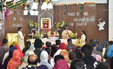 GHAZIABAD, INDIA - 25 Aralık 2023 'te Hindistan' ın Gaziabad kentinde, Gaziabad GT Yolu Chaudhary Mode 'da Noel için dua edenler. 