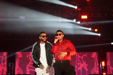 NEW DELHI, INDIA 16 ARALIK: Juggy D (L), Hintli İngiliz şarkıcı ve İngiliz şarkıcı Jay Sean (R) 16 Aralık 2023 tarihinde Hindistan 'ın Yeni Delhi şehrinde bulunan Jawaharlal Nehru Stadyumu' nda canlı performans sergiledi..