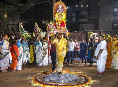 Transseksüel topluluğunun en büyük kutlaması olan dulluk, 26 Aralık 2023 'te Hindistan' ın başkenti Mumbai 'de düzenlenmiştir.. 