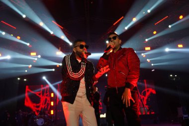 NEW DELHI, INDIA 16 ARALIK: Juggy D (L), Hintli İngiliz şarkıcı ve İngiliz şarkıcı Jay Sean (R) 16 Aralık 2023 tarihinde Hindistan 'ın Yeni Delhi şehrinde bulunan Jawaharlal Nehru Stadyumu' nda canlı performans sergiledi..