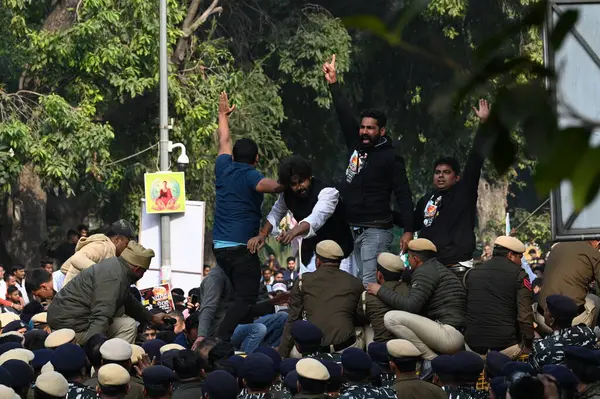 NEW DELHI, INDIA - 20 Aralık 2023: Hindistan Gençlik Kongresi destekçileri, 20 Aralık 2023 tarihinde Hindistan 'ın Yeni Delhi kentinde, Raisina Road' da işsizlik sorunu nedeniyle BJP liderliğindeki hükümete karşı düzenlenen bir protesto sırasında,.