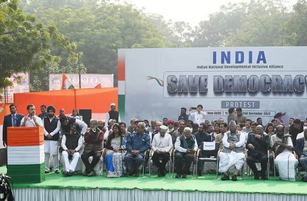 NEW DELHI, INDIA - 22 Aralık 2023: Kongre Başkanı Mallikarjun Kharge ve INDIA liderliğindeki Rahul Gandhi, 22 Aralık 2023 'te Jantar Mantar' da milletvekillerinin askıya alınmasına karşı düzenlenen protesto gösterisinde sahneyi paylaştı. 