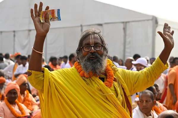 stock image KOLKATA, INDIA - DECEMBER 24, 2023: Sadhu and priests collectively chanted sacred verses from the Bhagavad Gita at the 