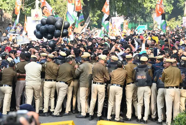NEW DELHI, INDIA - 20 Aralık 2023: Hindistan Gençlik Kongresi destekçileri, 20 Aralık 2023 tarihinde Hindistan 'ın Yeni Delhi kentinde, Raisina Road' da işsizlik sorunu nedeniyle BJP liderliğindeki hükümete karşı düzenlenen bir protesto sırasında,.