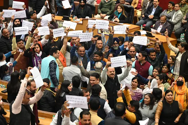 NEW DELHI, INDIA - 23 ARALIK 2023: BJP meclis üyeleri, Delhi Belediye Meclisi 'nin özel toplantısında, mülklerin mühürünün kaldırılmasıyla ilgili konularda görüşmek üzere slogan atıyorlar..