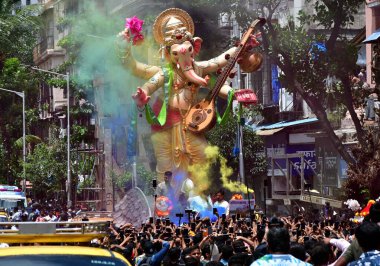 MUMBAI, INDIA AUGust 27: Dindarlar 27 Ağustos 2023 'te Hindistan' ın Mumbai kentinde Ganesh Chaturthi festivali öncesinde bir pandala Tanrı Ganesha putunu taşıdılar..