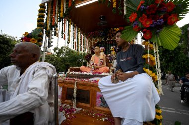 NOIDA, INDIA AUGust 26 Ağustos 2023 'te Hindistan' ın Noida kentinde, Krishna Janmashtami 'nin önünde, Sektör 18' den Sektör 33 'e kadar ISKCON tapınağı tarafından düzenlenen bir geçit törenine katılanlar katıldı.. 