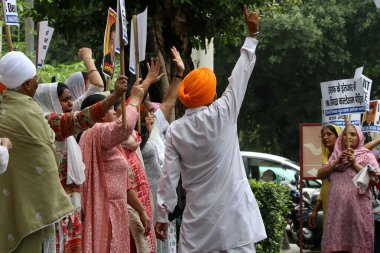 NEW DELHI, INDIA AUGust 5: 1984 Sikh ayaklanmalarından kurtulanlar ve aileleri, Delhi mahkemesinin 5 Ağustos 2023 tarihinde Yeni Delhi, Hindistan 'da Jagdish Tytler' a beklenen kefaleti vermesi sonrasında Rouse Avenue Court 'un dışında adalet talebi için protesto ediyorlar.. 