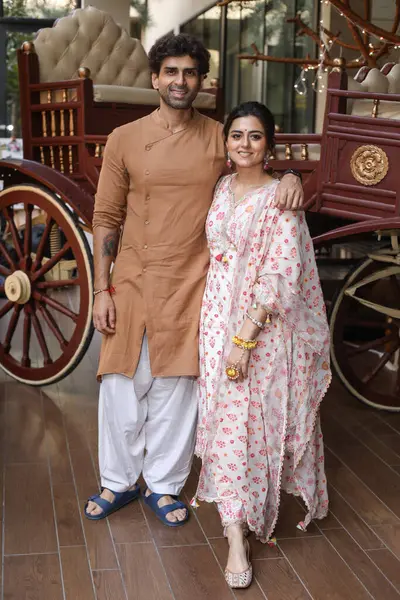 stock image NEW DELHI, INDIA  AUGUST 28, 2024: Indian actors Ridhi Dogra and Akshay Dogra celebrate Raksha Bandhan during an exclusive interview with HT City for Rakhi festival special shoot