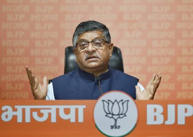 NEW DELHI, INDIA - 9 AĞUSTOS: Kıdemli BJP Lideri Ravi Shankar Prasad 9 Ağustos 2023 'te Yeni Delhi, Hindistan' da DDU Marg 'da basın toplantısı düzenledi.. 