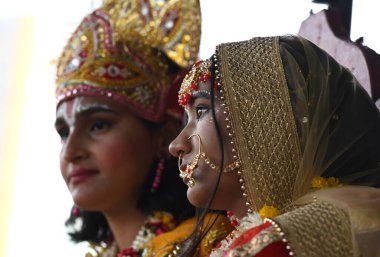NOIDA, INDIA AUGust 26 Ağustos 2023 'te Hindistan' ın Noida kentinde, Krishna Janmashtami 'nin önünde, Sektör 18' den Sektör 33 'e kadar ISKCON tapınağı tarafından düzenlenen bir geçit törenine katılanlar katıldı.. 