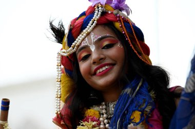 NOIDA, INDIA AUGust 26 Ağustos 2023 'te Hindistan' ın Noida kentinde, Krishna Janmashtami 'nin önünde, Sektör 18' den Sektör 33 'e kadar ISKCON tapınağı tarafından düzenlenen bir geçit törenine katılanlar katıldı.. 