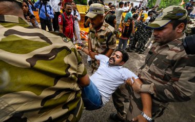 NEW DELHI, INDIA - 20 Temmuz 2023 'te Hindistan' ın Yeni Delhi şehrinde Merkez Hükümeti 'ni protesto eden Hint Gençlik Kongresi eylemcisi, ülke genelinde artan enflasyon ve işsizliği protesto etti.. 