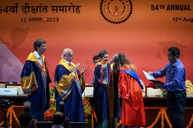 NEW DELHI, INDIA AĞUSTOS 12: IIT Delhi 'den yeni mezun olmuş öğrenciler Dr. Gagandeep Kang, Şef Misafir ve Dr. Rajagopala Chidambaram, Yönetim Kurulu Başkanı, IIT Delhi ve Rangan Banerjee' den diplomalarını aldılar