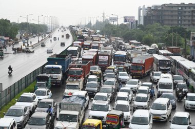 GURUGRAM, INDIA AĞUSTOS 19 Ağustos 2023 'te Hindistan' ın Gurugram kentinde Ulusal Otoyol 48 Casuse trafik sıkışıklığından sonra. 