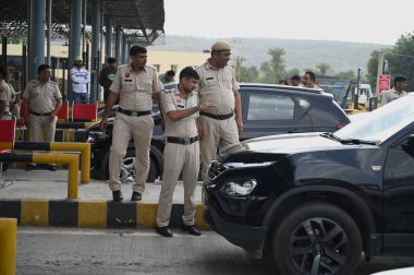 GURUGRAM, INDIA - 27 AĞUSTOS 2023: Gurugram-Sohna yolunda Gurugram-Sohna yolu üzerindeki Nuh 'a giden araçları kontrol eden polis personeli, 27 Ağustos 2023 tarihinde Hindistan' ın Gurugram kentinde Vishwa Hindu Parishad 'ın Brij Mandal Yatra' sı ile ilgilidir.