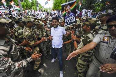 NEW DELHI, INDIA - 20 Temmuz 2023 'te Hindistan' ın Yeni Delhi şehrinde Merkez Hükümeti 'ni protesto eden Hint Gençlik Kongresi eylemcisi, ülke genelinde artan enflasyon ve işsizliği protesto etti.. 