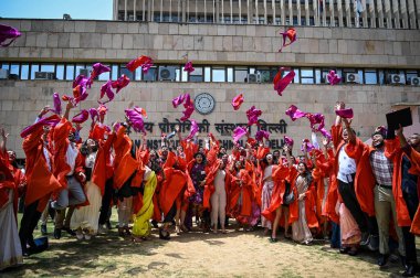 NEW DELHI, INDIA AĞUSTOS 12: Öğrenciler 12 Ağustos 2023 'te Hindistan' ın Yeni Delhi kentinde düzenlenen 54. Hint Teknoloji Enstitüsü Toplantısına katıldılar.. 