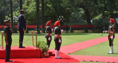 NEW DELHI, INDIA - 29 Ağustos 2023 'te Hindistan' ın başkenti Vigyan Bhawan 'da Savunma Bakanı Rajnath Singh' in varlığıyla Kenya Savunma Bakanlığı Kabine Sekreteri Aden Bare Duale, Tri-Service Onur Muhafızlarını denetliyor..  