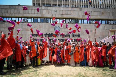 NEW DELHI, INDIA AĞUSTOS 12: Öğrenciler 12 Ağustos 2023 'te Hindistan' ın Yeni Delhi kentinde düzenlenen 54. Hint Teknoloji Enstitüsü Toplantısına katıldılar.. 