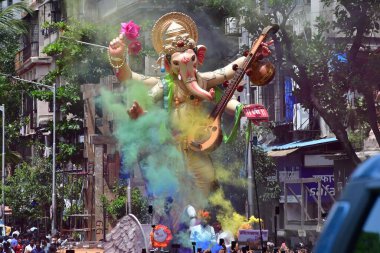 MUMBAI, INDIA AUGust 27: Dindarlar 27 Ağustos 2023 'te Hindistan' ın Mumbai kentinde Ganesh Chaturthi festivali öncesinde bir pandala Tanrı Ganesha putunu taşıdılar..