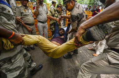 NEW DELHI, INDIA - 20 Temmuz 2023 'te Hindistan' ın Yeni Delhi şehrinde Merkez Hükümeti 'ni protesto eden Hint Gençlik Kongresi eylemcisi, ülke genelinde artan enflasyon ve işsizliği protesto etti.. 