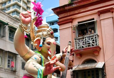 MUMBAI, INDIA AUGust 27: Dindarlar 27 Ağustos 2023 'te Hindistan' ın Mumbai kentinde Ganesh Chaturthi festivali öncesinde bir pandala Tanrı Ganesha putunu taşıdılar..