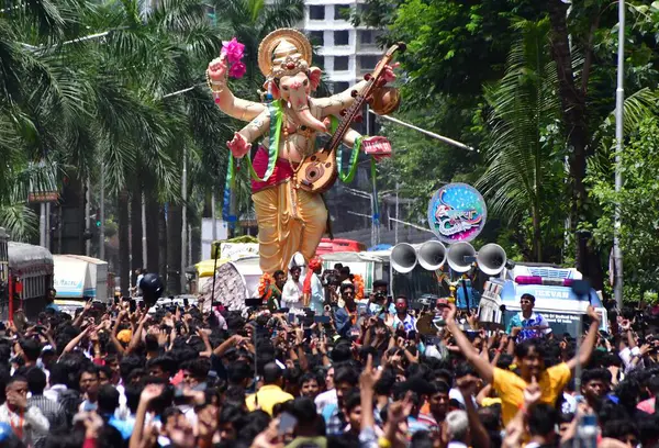 MUMBAI, INDIA AUGust 27: Dindarlar 27 Ağustos 2023 'te Hindistan' ın Mumbai kentinde Ganesh Chaturthi festivali öncesinde bir pandala Tanrı Ganesha putunu taşıdılar..