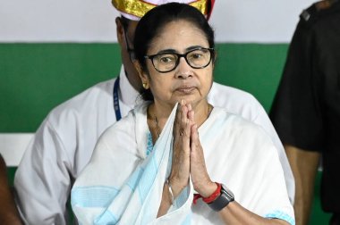 KOLKATA, INDIA - 5 Ağustos 2024 tarihinde Hindistan 'ın Kolkata kentinde Batı Bengal Mamata Banerjee' nin 'Vanamahotsov 2024' bahçesinin açılışı sırasında Batı Bengal Yasama Meclisi Başkanı.  