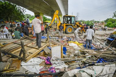 NEW DELHI, INDIA - 5 Ağustos 2024 'te Hindistan' ın Yeni Delhi kentinde, Nizamuddin Doğu, Jangpura B yakınlarındaki Barapullah Taş Köprüsü 'ndeki Toprak ve Kalkınma Ofisi' nin yıkım girişimi manzarası.  