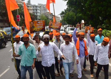 MUMBAI, INDIA - 6 AUGust: Maratha Kranti Thok Morcha 'nın eylemcileri Maratha rezervasyon sorununu protesto etmek amacıyla DCM Devendra Fadnavis' in Malabar Hill 'deki konutuna ulaşmadan önce Mumbai polisi tarafından tutuklandı.