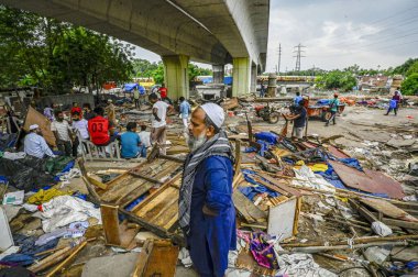 NEW DELHI, INDIA - 5 Ağustos 2024 'te Hindistan' ın Yeni Delhi kentinde, Nizamuddin Doğu, Jangpura B yakınlarındaki Barapullah Taş Köprüsü 'ndeki Toprak ve Kalkınma Ofisi' nin yıkım girişimi manzarası.  