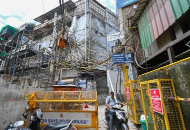 NEW DELHI, INDIA - 6 AĞUSTOS 2024: Rajendra Nagar 'daki bir IAS koçluk enstitüsünün önünde elektrik kabloları açık görünüyor