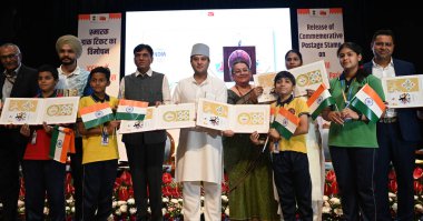 NEW DELHI, INDIA - 5 AĞUSTOS: Birlik Gençlik ve Spor ve Çalışma Bakanı Dr. Mansukh Mandaviya, Sendika İletişim Bakanı & DoNER Jyotiraditya M Scindia, Bölüm Sekreteri 