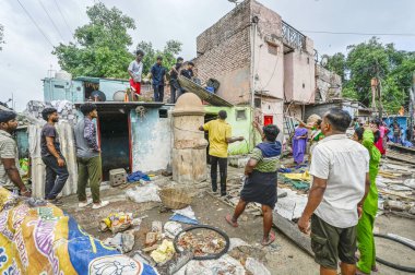 NEW DELHI, INDIA - 5 Ağustos 2024 'te Hindistan' ın Yeni Delhi kentinde, Nizamuddin Doğu, Jangpura B yakınlarındaki Barapullah Taş Köprüsü 'ndeki Toprak ve Kalkınma Ofisi' nin yıkım girişimi manzarası.  