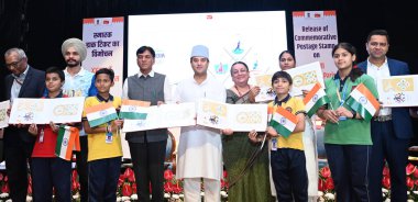 NEW DELHI, INDIA - 5 AĞUSTOS: Birlik Gençlik ve Spor ve Çalışma Bakanı Dr. Mansukh Mandaviya, Sendika İletişim Bakanı Jyotiraditya M Scindia, Posta Sekreteri Vandita Kaul