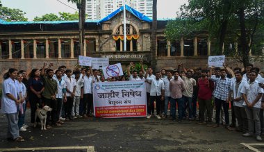 MUMBAI, INDIA - 6 AĞUSTOS: 6 Ağustos 2024 'te Hindistan' ın Mumbai kentinde Parel 'deki Veterinerlik Koleji öğrencileri devlet yönetimini protesto etti. Mumbai, Nagpur, Parbhani, Udgir, Akola gibi çeşitli Veterinerlik Fakültelerinden yaklaşık 4 bin öğrenci, 