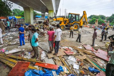 NEW DELHI, INDIA - 5 Ağustos 2024 'te Hindistan' ın Yeni Delhi kentinde, Nizamuddin Doğu, Jangpura B yakınlarındaki Barapullah Taş Köprüsü 'ndeki Toprak ve Kalkınma Ofisi' nin yıkım girişimi manzarası.  