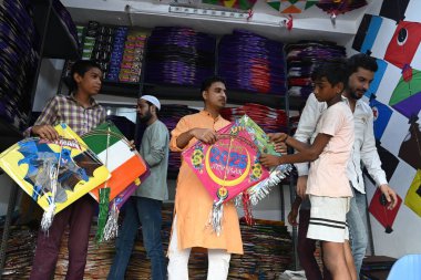 NEW DELHI, INDIA - 6 Ağustos 2024 'te Yeni Delhi, Hindistan' da 78. bağımsızlık günü kutlamaları öncesinde insanlar uçurtma ve manjha satın alır.