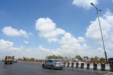 NOIDA, INDIA - 6 Ağustos 2024: 6 Ağustos 2024 tarihinde Noida, Hindistan 'da yağmurdan önce gökyüzünde beyaz ve siyah bulutlar görüldü 